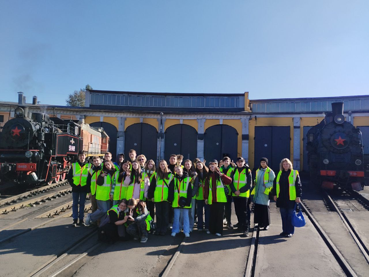 Профориентационное занятие с учащимися в эксплуатационном локомотивном депо Санкт-Петербург-Финляндский